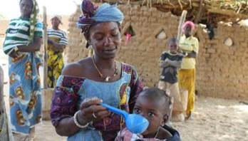 Criança recebe alimentação em Burkina Faso. Unicef