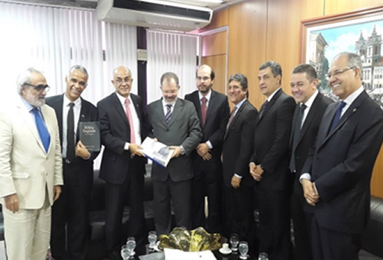 Marcelo Nilo recebeu o documento das mãos de Inaldo da Paixão, presidente do Tribunal de Contas do Estado
